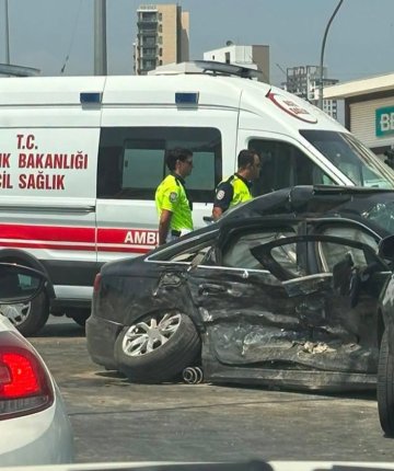Ambulans ile otomobil çarpıştı! 3’ü sağlık çalışanı 5 yaralı