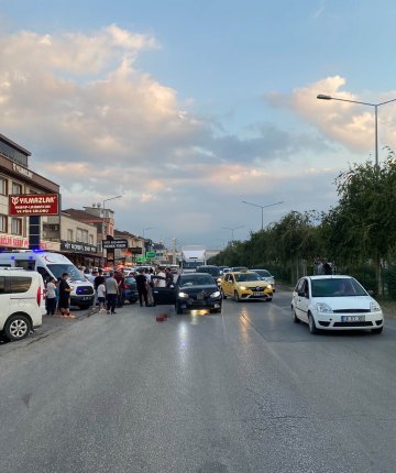 İki otomobil çarpıştı 4 kişi yaralandı: Motosikletli çift kazadan kıl payı kurtuldu