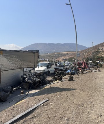 Freni boşalan tır ortalığı savaş alanına çevirdi