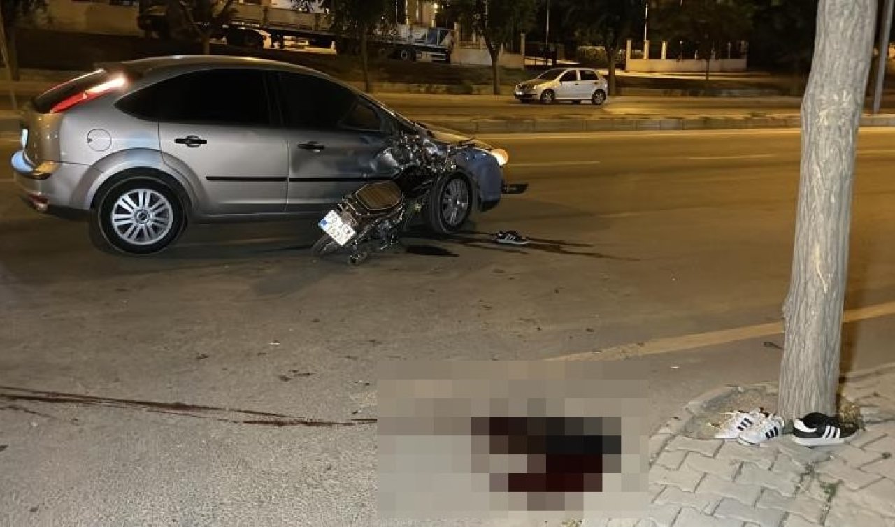 Motosiklet otomobile ok gibi saplandı: 1 ölü 1 yaralı