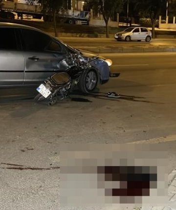 Motosiklet otomobile ok gibi saplandı: 1 ölü 1 yaralı