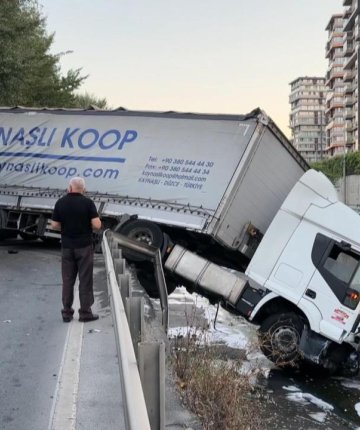 Halı yüklü tır dereye devrildi