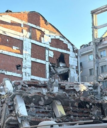 Yıkılan binadan kopan betonlar 2 binaya zarar verdi