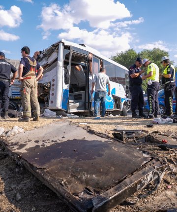 Feci kaza! Midibüs ile kamyon çarpıştı: 2 ölü, 25 yaralı