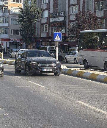 Otomobilin çarptığı yaya yaralandı: Kaza anı kamerada