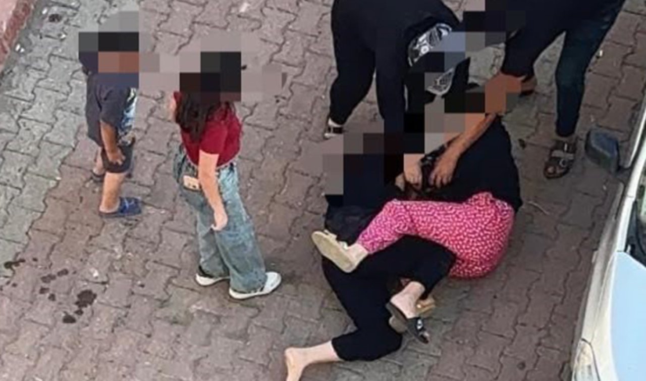 İki kadının saç başa kavgası kamerada