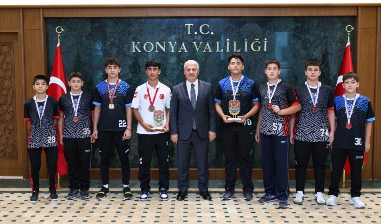 Selçuklu’nun şampiyon güreşçileri Vali Akın’ı ziyaret etti
